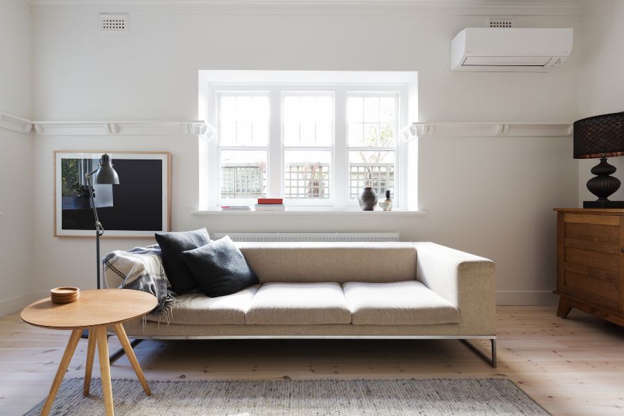 Klimatyzator ścienny zamontowany w mieszkaniu o powierzchni 40 m²
